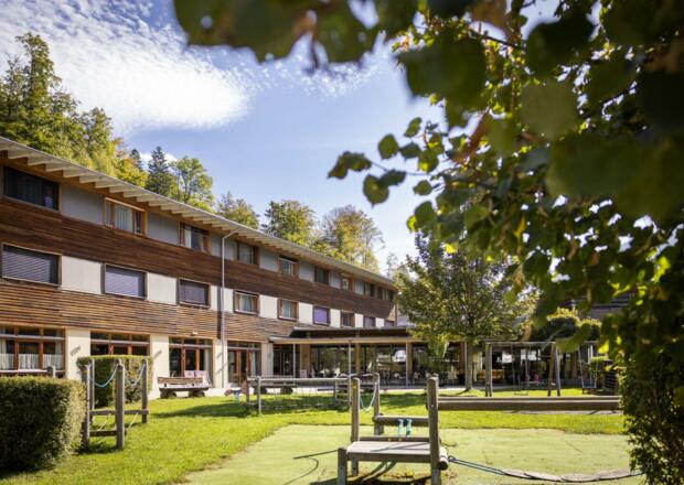 auenansicht-baum-garten-jufa-hotel-montafon-1440x1