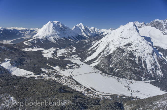 Blick über den Ortsteil Weidach in die Leutasch und das Gaistal. Links die Hohe Munde und rechts die Gehrenspitze.