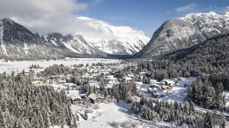 Blick vom Katzenkopf über die Leutasch nach Norden. Rechts die Ahrnspitzen.