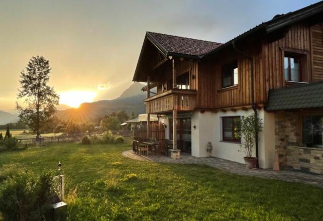 Landhaus Lignum - Südseite mit Terrasse, Balkon und Garten in der Abendsonne