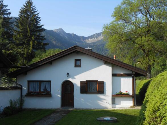 Unser Ferienhaus liegt zurückgesetzt an einer ruhigen Anliegerstraße. Hier sind Sie im Urlaub ganz ungestört.