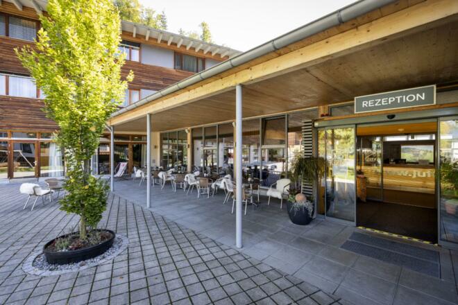 auenansicht-hoteleingang-jufa-hotel-montafon-1440x
