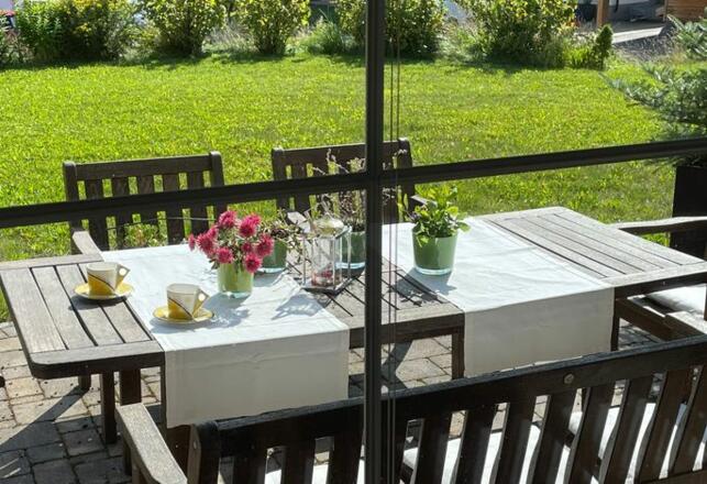 Landhaus Lignum - Südseite mit Terrasse - Blick aus dem Esszimmer in den Garten