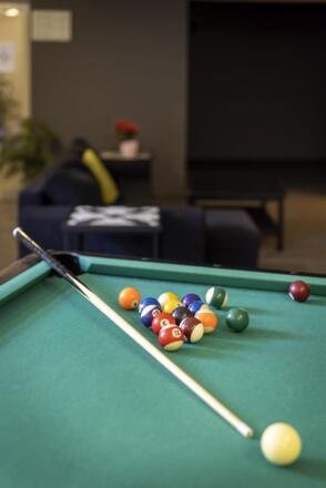 billardtisch-kugeln-jufa-hotel-montafon-1440x2159
