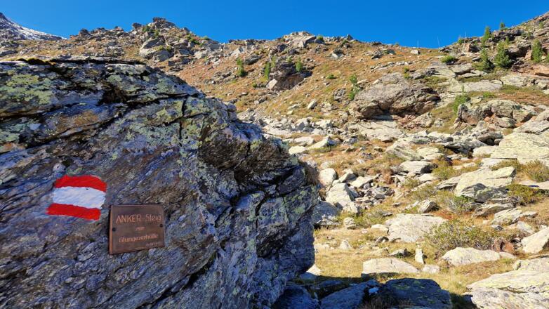 Felsblock am Anfang des Fritz-Anker-Steigs bei der "Schaferhütte"