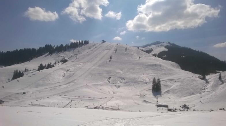 Die Skigebiete Sudelfeld und Spitzingsee sind mit dem Auto oder mit dem Skibus (Sudelfeld) in wenigen Minuten erreichbar.