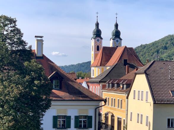 Die Pfarrkirche Obernzell vom Schloß aus gesehen