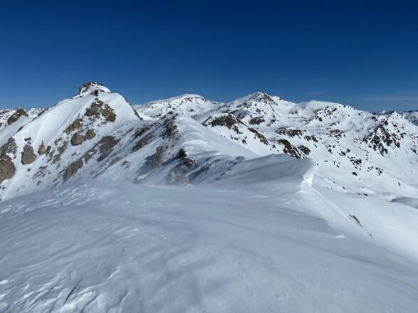 Blick vom Gipfel hinüber zum Rauhen Kamm.