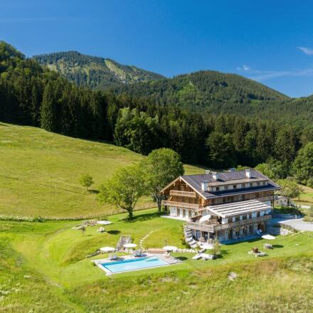 Chiemsee Chalet von oben mit Bergen