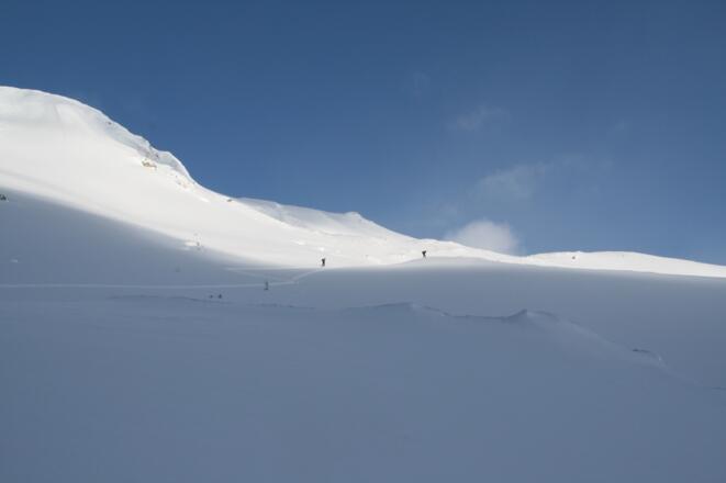Oberhalb der Steilstufe wird das Gelände wieder flacher, jedoch sollte man von den Steilhängen etwas wegbleiben.