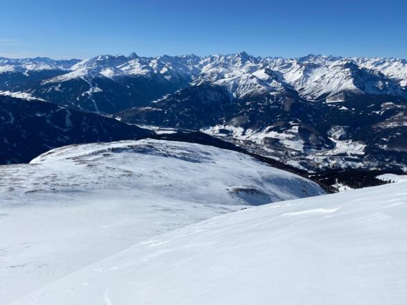 Blick kurz vor dem Gipfel zurück zur Verflachung oberhalb der letzten Steilstufe.