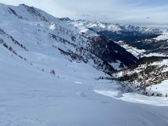 Mitten in der Mulde mit Blick hinunter zur Möslalm.