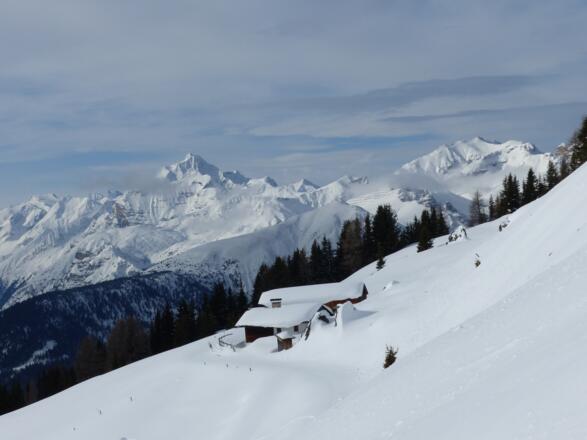 Die tiefverschneite Mislalm mit dem mächtigen Habicht (l.) und der Kesselspitze im Hintergrund.
