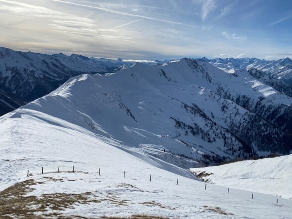 Blick zurück über den schön ausgeprägten Bergrücken. Am tiefsten Einschnitt kann man auch die Mulde in Richtung Möslalm gut erkennen.