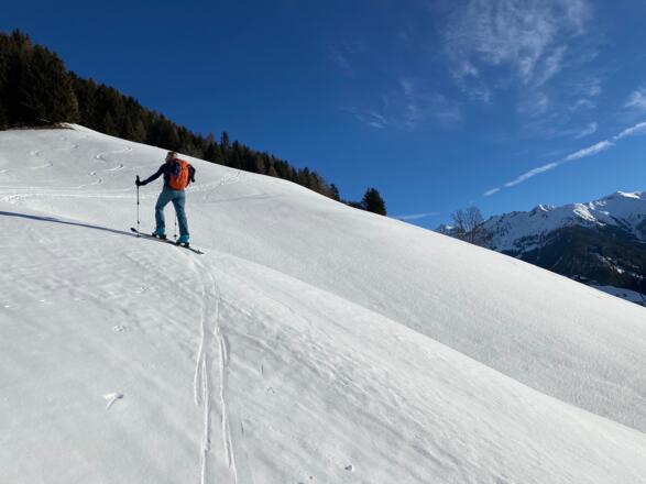 Über einen schönen Hang geht es nun empor zu einem Stadel.