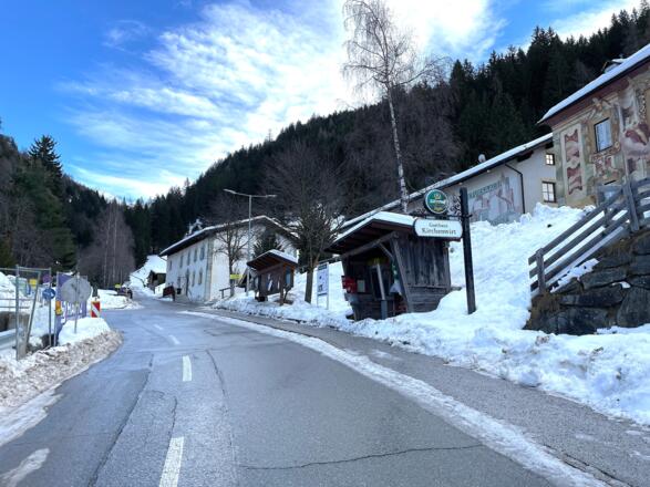 Das Zentrum von Navis (rechts die Bushaltestelle und hinten der Eingang in das Weirichtal).
