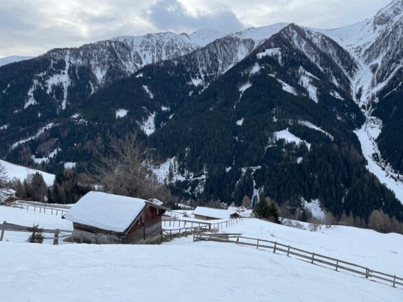 Nach einem kurz Anstieg nach dem Oberweg über eine schönen Wiesenhang, erreicht man den Stadel.