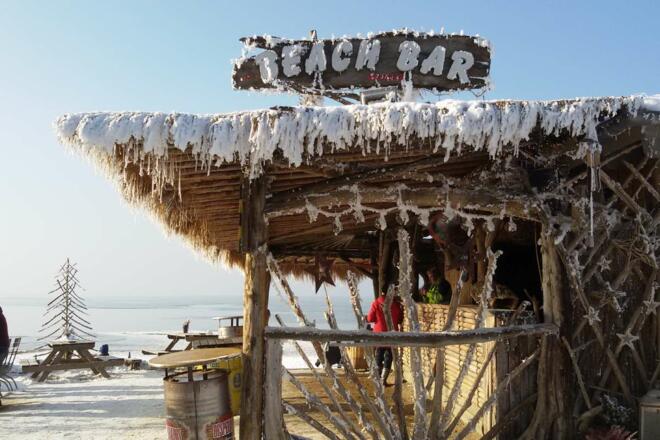 Winterliche Beach Bar in Übersee