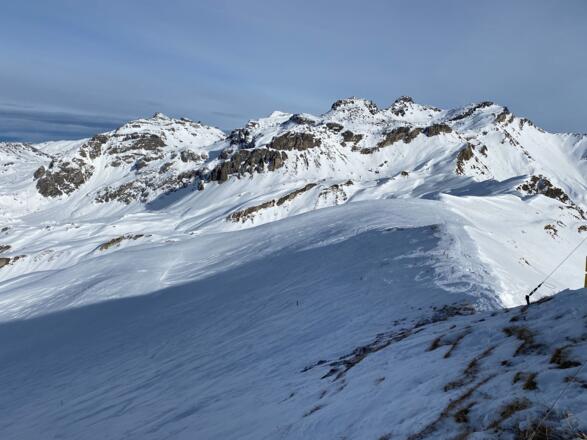 Vom Gipfel schweift der Blick nochmals hinüber zu den drei Berggestalten: Geier (r.), Lizumer (m.) und Naviser Reckner.