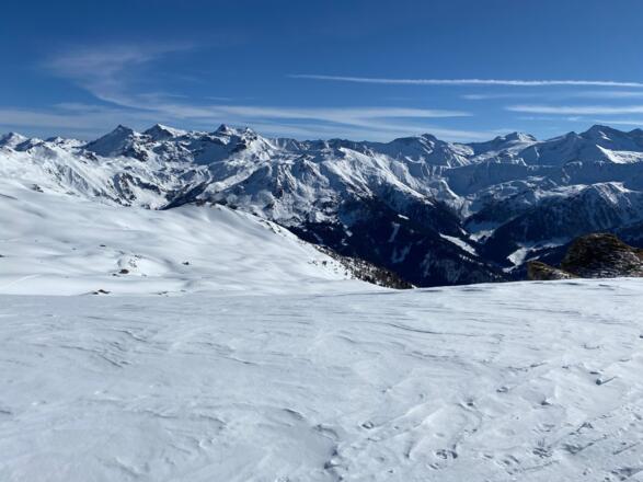 Der Bergrücken, mit Blick in das Herz der Tuxer Alpen, ist erreicht.