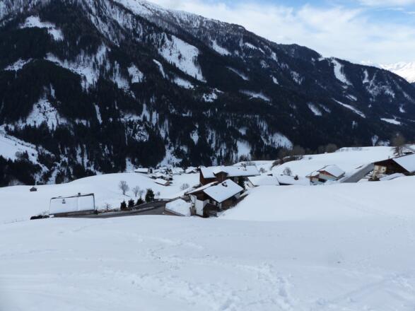 Blick über die Wiesen hinunter bis nach Kopfers (ganz unten) und zu den Häusern am Oberweg.