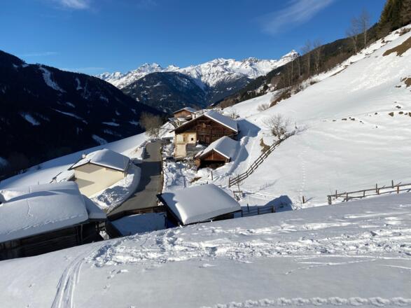 Blick zurück zum Oberweg. Beim Zaun kann man gut den Durchstieg erkennen.