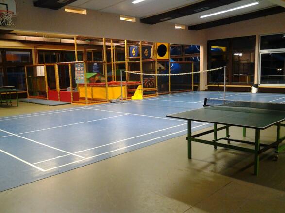 Sporthalle mit Tischtennis