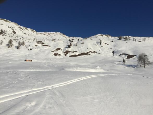 Einerseits durch die Steilheit, andererseits durch die starke Sonneneinstrahlung ist entlang des Steilhanges neben der Mislalm eine rege Lawinentätigkeit gegeben.