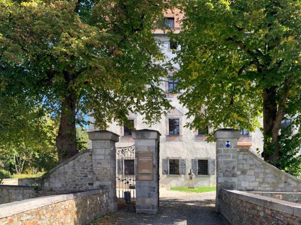 Westseitiger Eingang zum Schloß Obernzell