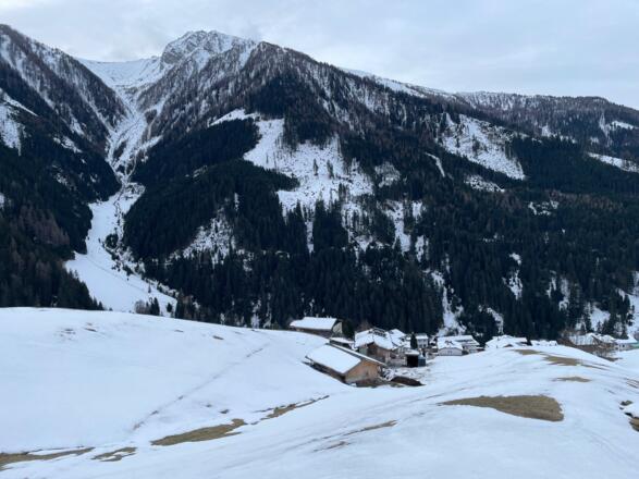 Blick hinunter nach Kopfers. Über diese Wiese erfolgt der Anstieg hinauf zum Oberweg.