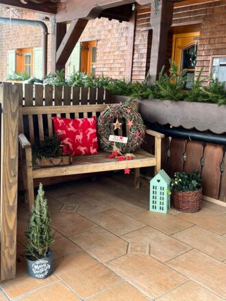 Weihnachtsdeko vor dem Hauseingang