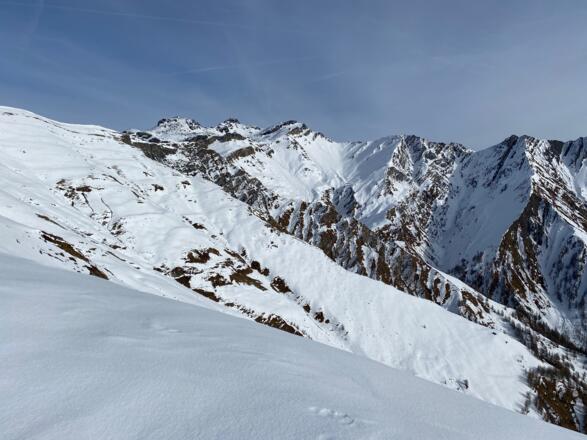 Beim Aufstieg über den Rücken, genießt man eine schöne Aussicht auf Geier, Lizumer und Naviser Reckner.
