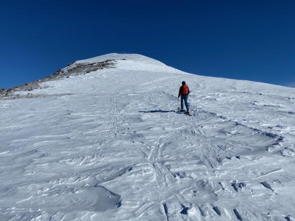 Der letzte Anstieg zum Gipfel ist wieder flach.