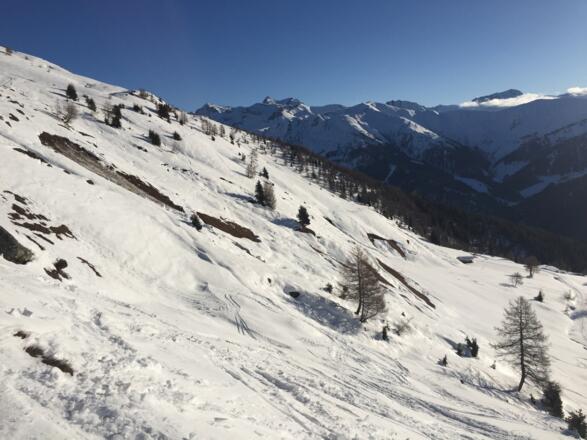 Gleitschneelawinen treten entlang dieser steilen Südhänge regelmäßig auf.