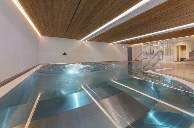 Eintauchen ins wohlig warme Hallenbad