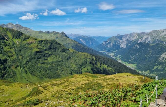 Ausblick von der Terrasse der Kaltenberg Hütte Richtung Klostertal und Bludenz