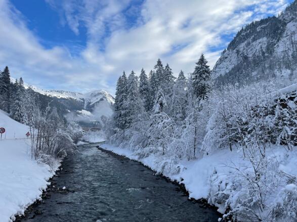Start dieses Winterwanderwegs ist rechts neben der Brücke in Sonntag-Garsella (taleinwärts)