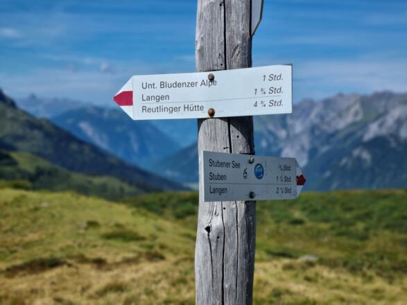 Mehrere Abstiegsmöglichkeiten ins Tal