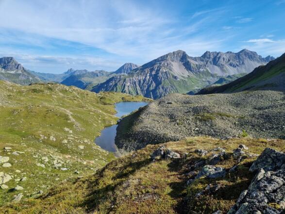 Entlang der Strecke passiert man mehrere kleine Bergseen