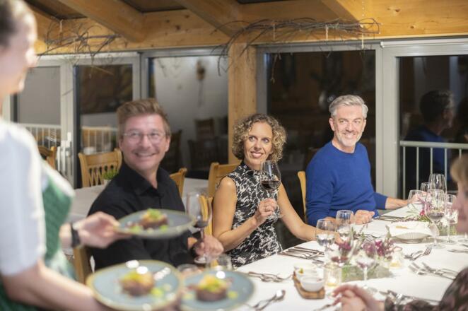 serviert mit Lächeln und Fachkompetenz