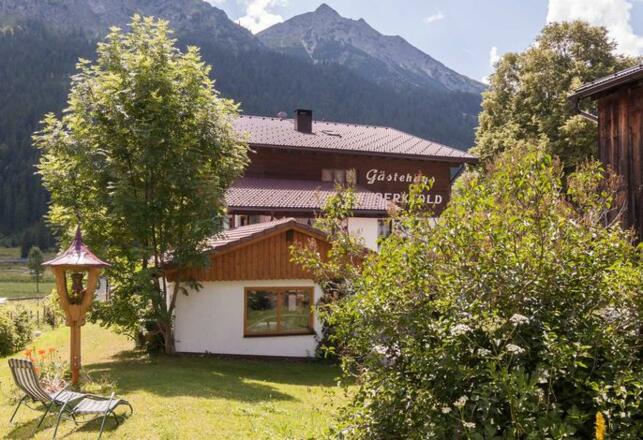 Aussenansicht im Sommer