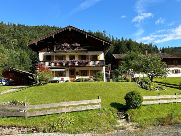 Ferienwohnung Stephanie & Claus Sennhofer mit dem wunderschönen Bach vor dem Haus