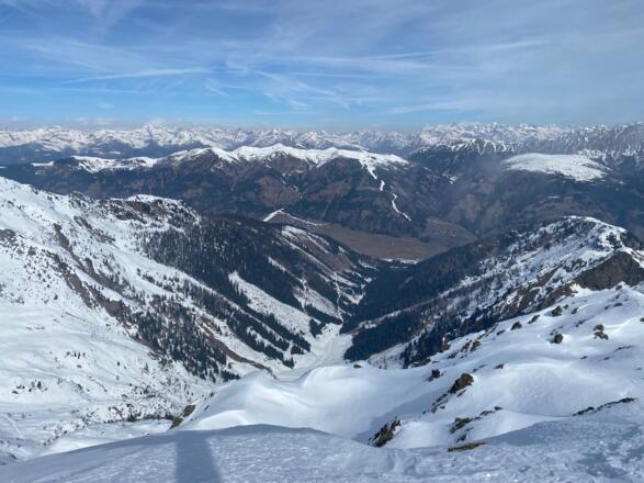 Blick vom Gipfel über das Rollertal. Auch von hier führt eine Skitour auf die Reiterkarspitze, die aber deutlich alpiner und schwerer ist.