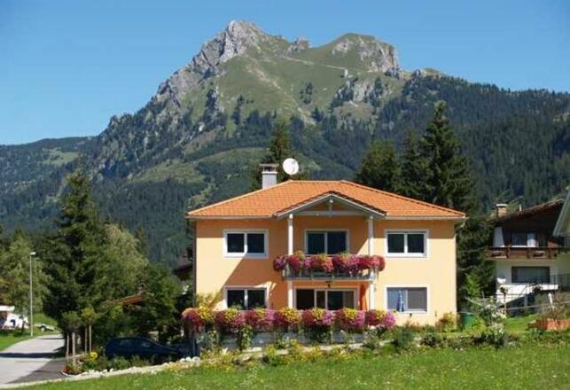 FeWo (Suite) 100 m², Vorraum, 2 Schlafzimmer, DU,WC,Bad, komplette Küche, Essraum, Wohnraum, Südbalkon, SAT-TV mit Radio, Telefon, W-LAN, Parkplatz