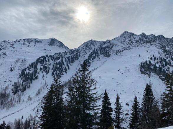 Nach der Freifläche steigt man rechterhand auf und dabei blickt man hinüber zum Hochspitz, einem interessanten Skitourenberg.