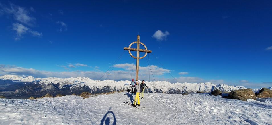 Das Gipfelkreuz am Patscherkofel muss sich in einer sehr technischen Umgebung behaupten.