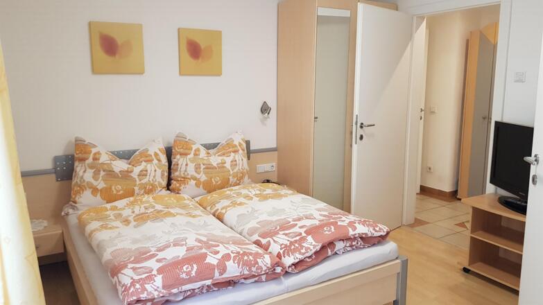 Schlafzimmer 1