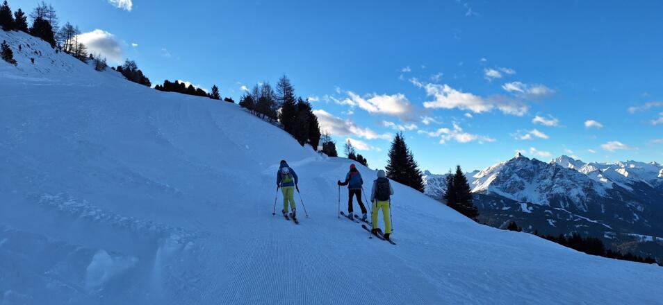 In südlicher Richtung auf den Fahrweg zum Patscherkofel Gipfel einfädeln.