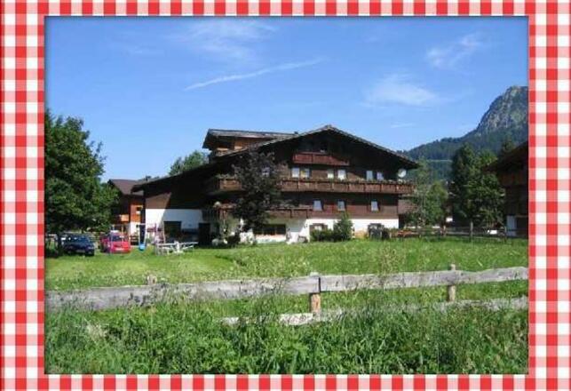 Im Haupthaus befinden sich drei helle Doppelzimmer und eine neu eingerichtete Ferienwohnung.