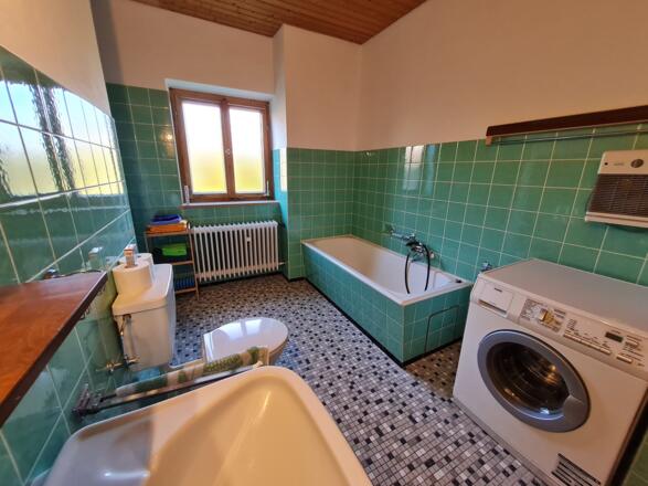 Großes Bad mit Badewanne und Dusche WC und Waschmaschine